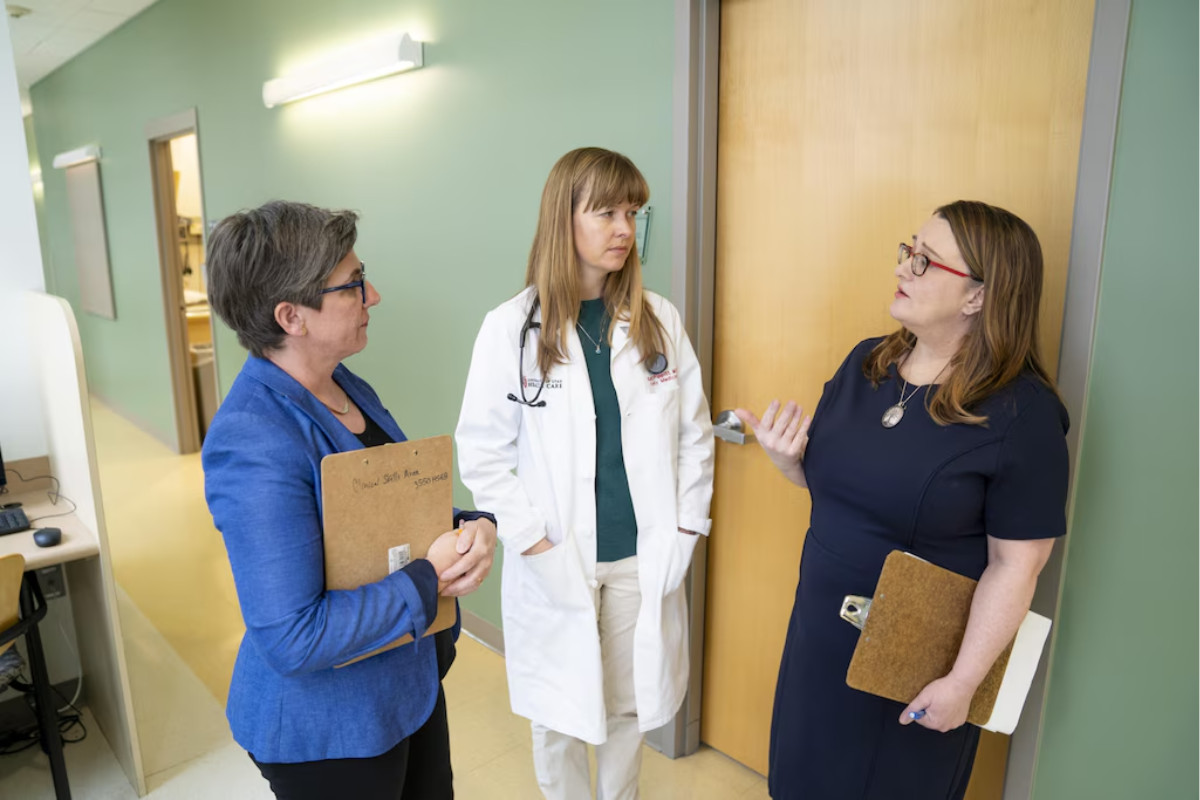 From left, Assoc. Prof. Sydney Cheek-O’Donnell (Theater), Adj. Assis. Prof. Karly Pippitt (Neurology, Family Medicine), and Dir. of Center for Health Ethics, Arts, and Humanities & Assoc. Prof. Gretchen Case (Theatre, Medicine) discuss a research project that used theater techniques to improve nonverbal communication in health care conversations. Courtesy of @uofuhealth.